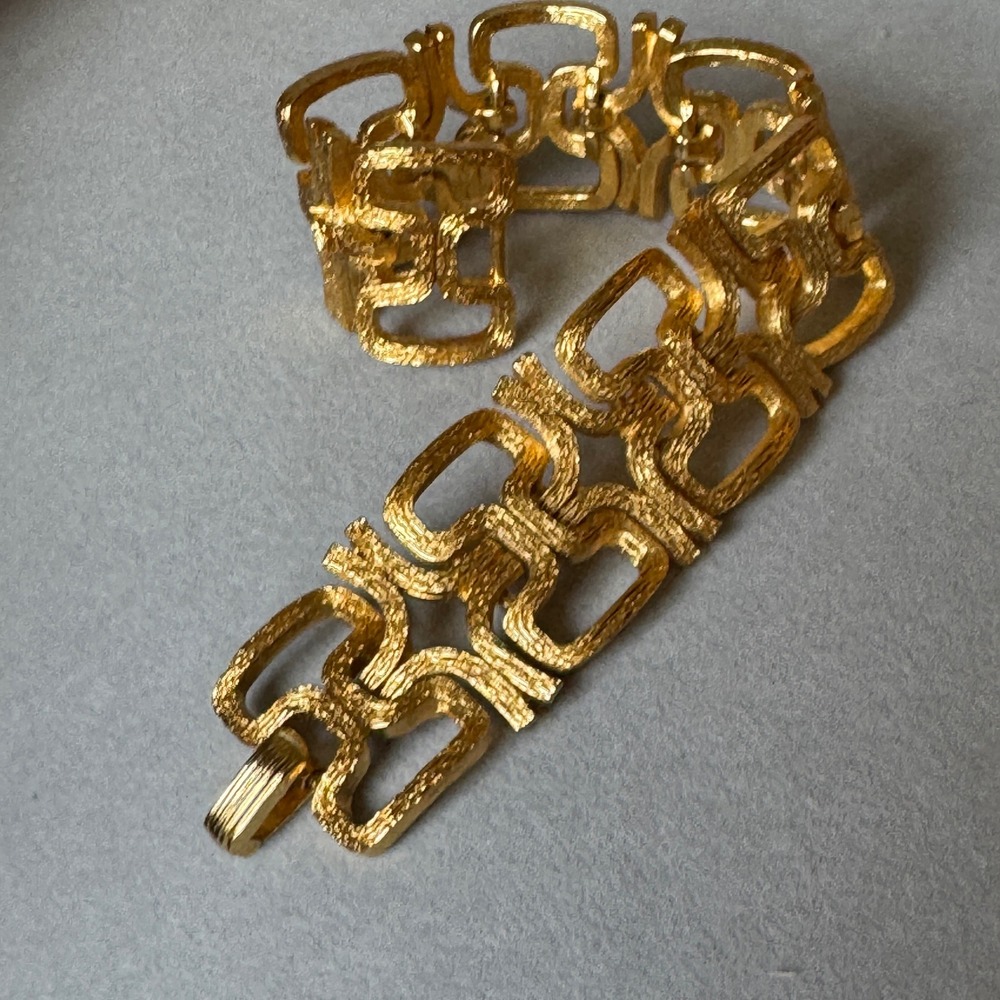 Vintage Signed Trifari Brutalist Gold Tone Textured Statement Bracelet Pristine - Picture 3 of 8